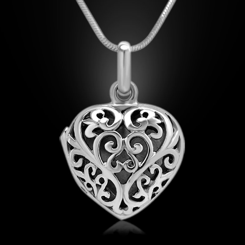 Cuore aperto medaglione traforato Cuore aperto medaglione traforato