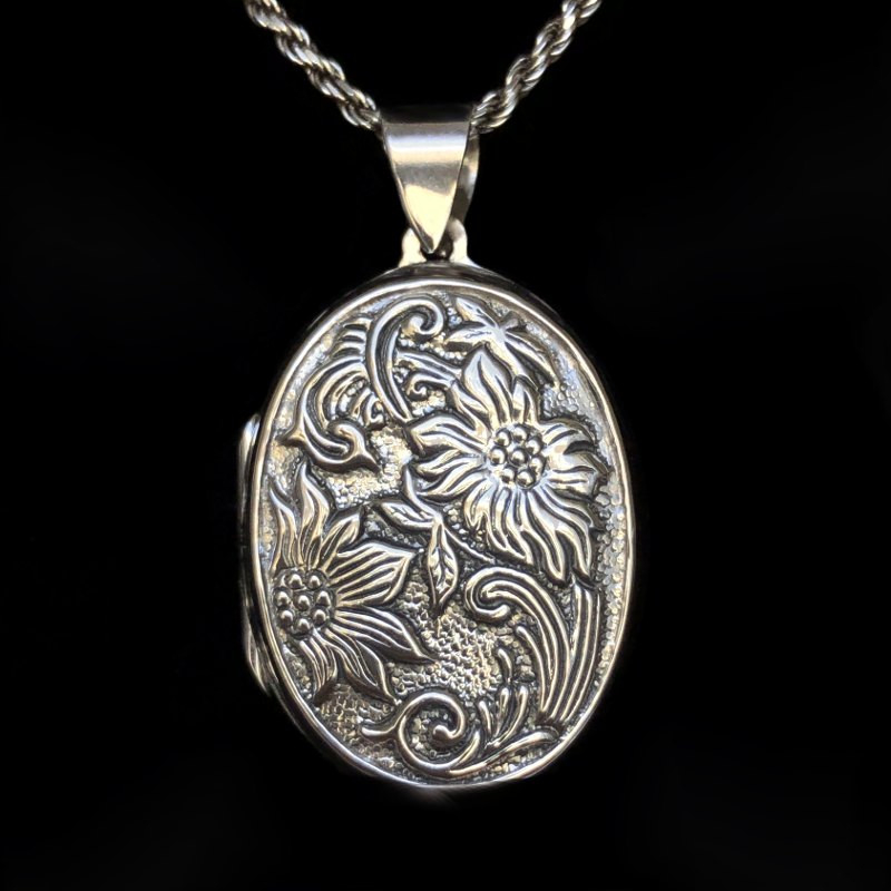 Oval Locket pendant Reliquary "Renaissance" Floral Oval Locket pendant Reliquary "Renaissance" Floral