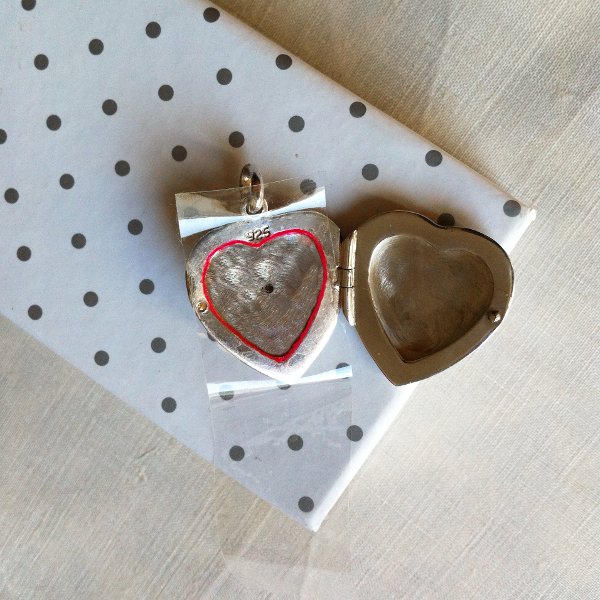 How to put a picture into the locket pendant