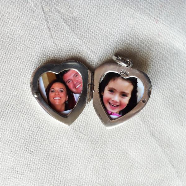 How to put a picture into the locket pendant